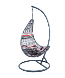 Poltrona da esterno sospesa in pe rattan con struttura in metallo grigio e cuscino a righe, 120x195 cm