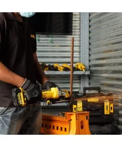 Smerigliatrice brushless a batteria dewalt dcg405pc con valigetta e due batterie da 18v 5.0 ah